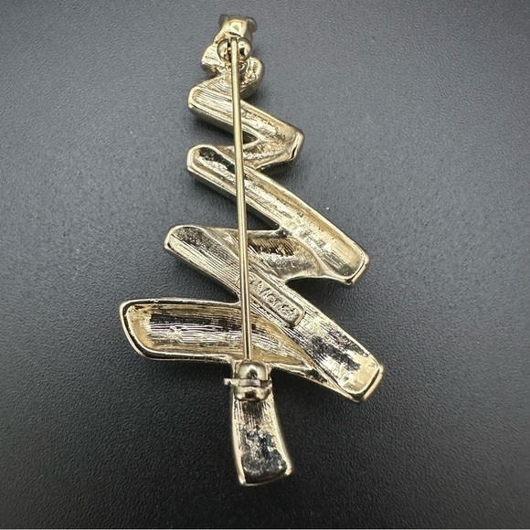 Christmas in July 🎄Vintage Monet Signed Brooch - Gold Toned with Clear Crystals - Picture 9 of 11